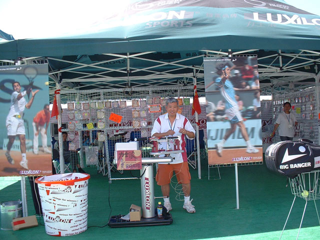 Stringing Demonstration on the Luxilon Stand