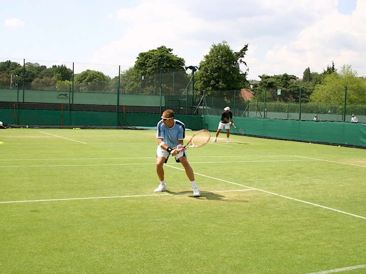 Coach Petar try to return Sam's heavy shot!!