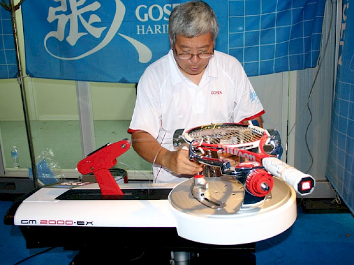 Stringing Roger Federer's racquet - Japan 2006