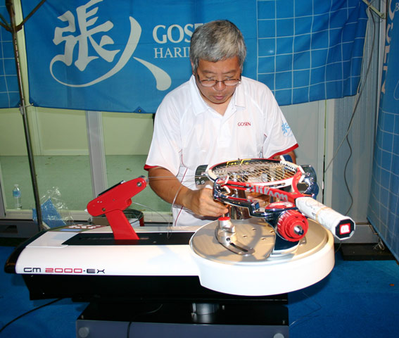 Stringing Roger Federer's racquet - Japan 2006