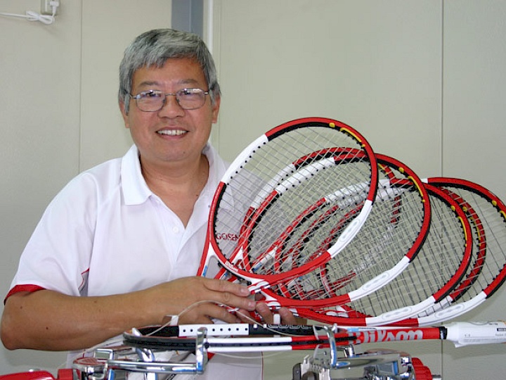 Roger Federer's final match racquets - Japan 2006